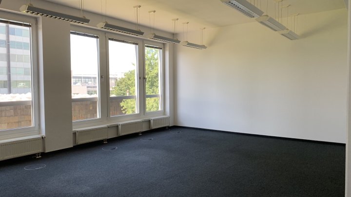 Modernes Bürohaus mit bodentiefen Fenstern vis á vis der Messe