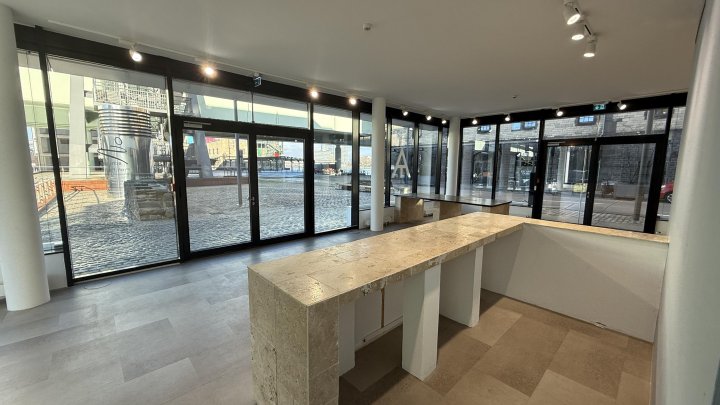 Moderner Eckladen im Rheinauhafen zu vermieten