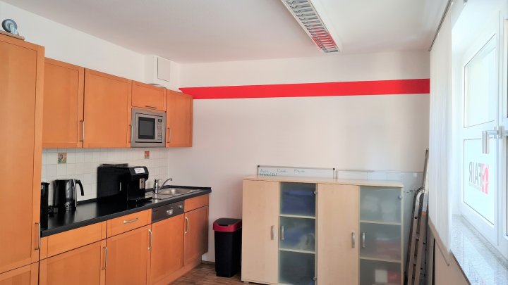 Kleines Büro im ruhigen Hinterhof mit Parkettboden