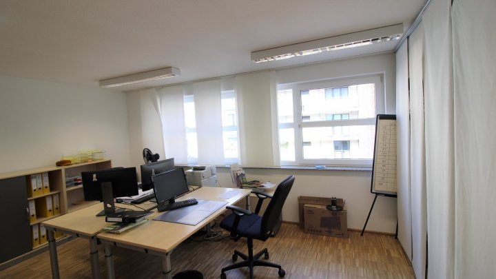 Kleines Büro im ruhigen Hinterhof mit Parkettboden