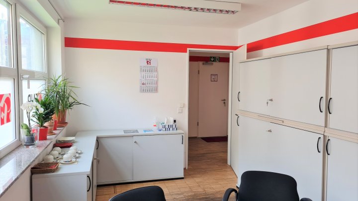 Kleines Büro im ruhigen Hinterhof mit Parkettboden