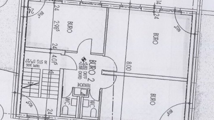 Kleines Büro im ruhigen Hinterhof mit Parkettboden