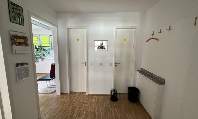 Kleines Büro im ruhigen Hinterhof mit Parkettboden