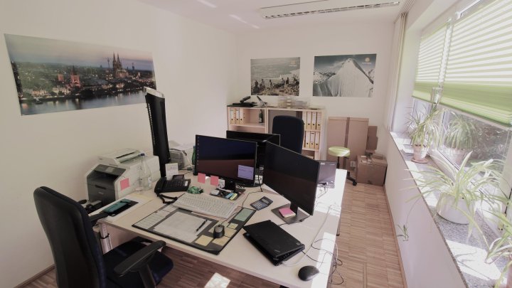 Kleines Büro im ruhigen Hinterhof mit Parkettboden