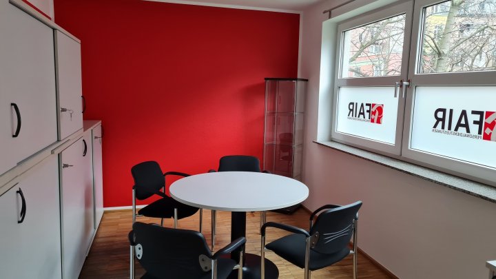 Kleines Büro im ruhigen Hinterhof mit Parkettboden