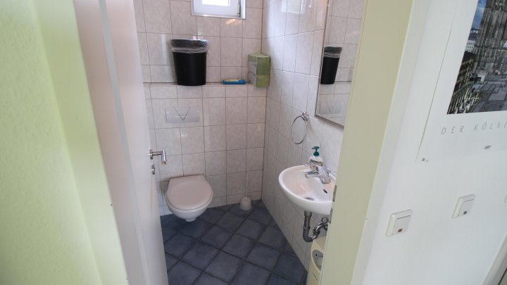 Kleines Büro im ruhigen Hinterhof mit Parkettboden