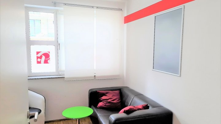 Kleines Büro im ruhigen Hinterhof mit Parkettboden