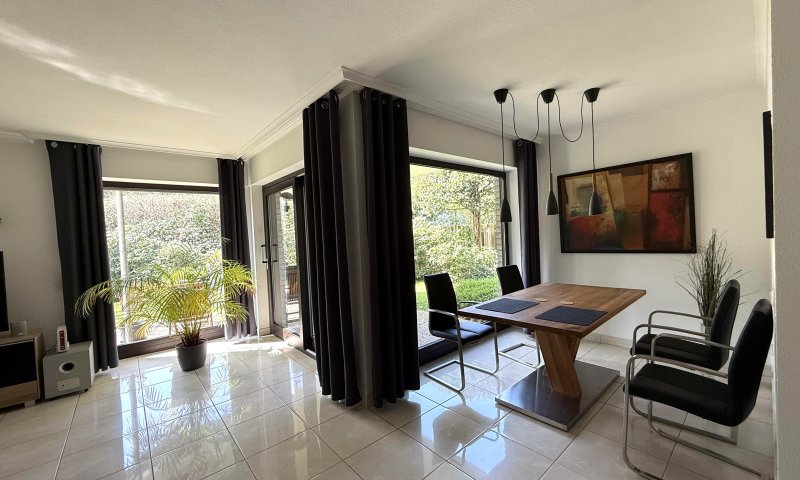 Erdgeschosswohnung mit großem Wohnbereich und Terrasse in Müngersdorf