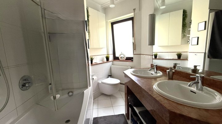 Erdgeschosswohnung mit großem Wohnbereich und Terrasse in Müngersdorf