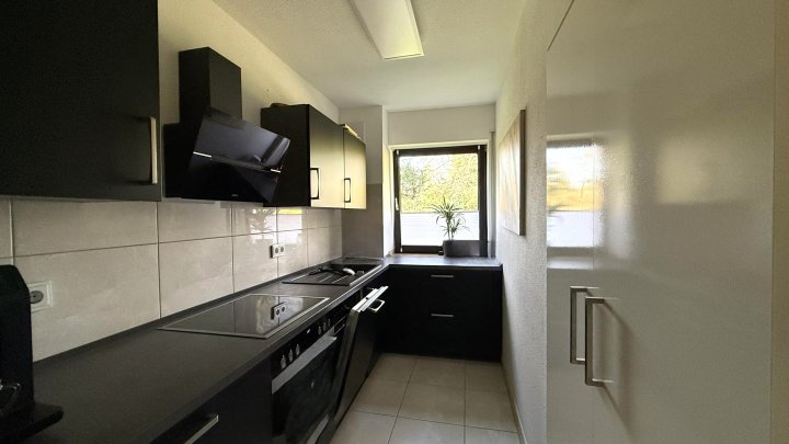 Erdgeschosswohnung mit großem Wohnbereich und Terrasse in Müngersdorf