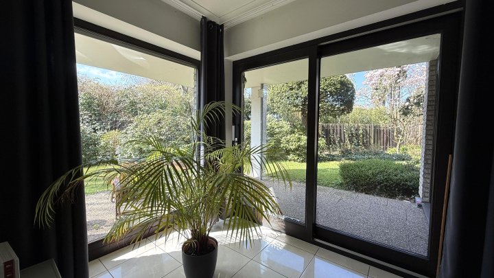 Erdgeschosswohnung mit großem Wohnbereich und Terrasse in Müngersdorf