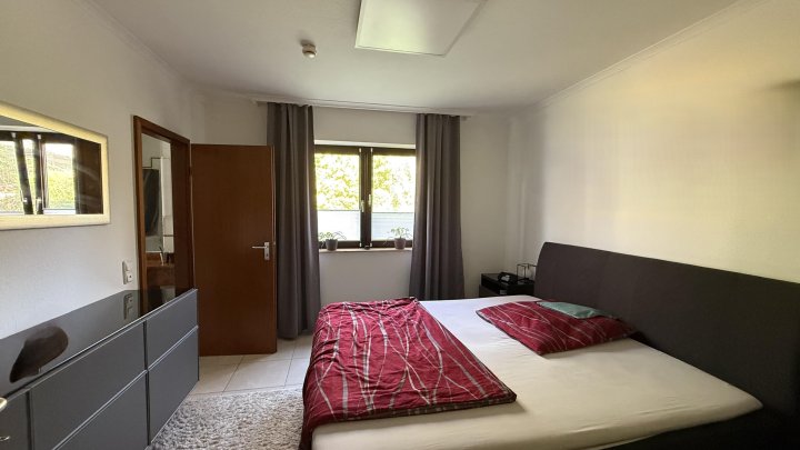 Erdgeschosswohnung mit großem Wohnbereich und Terrasse in Müngersdorf